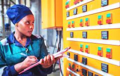 Woman eletrical engineer