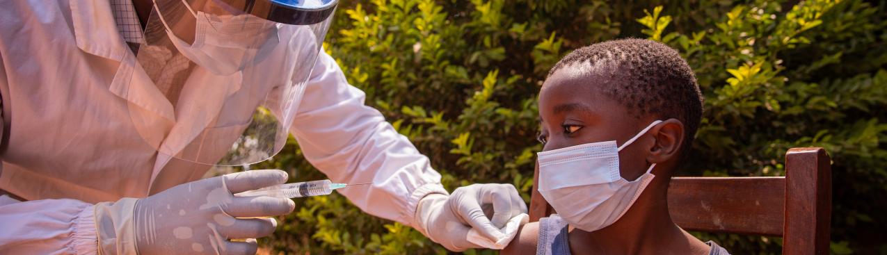 a-doctor-in-africa-vaccinates-a-child-doctor