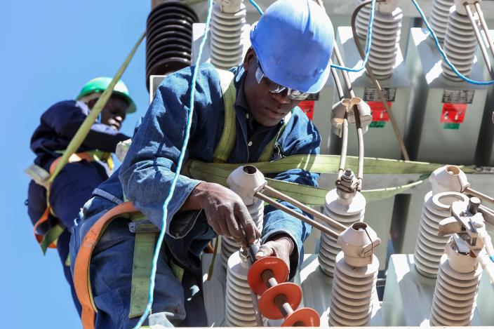 Workers-power-lines.jpg