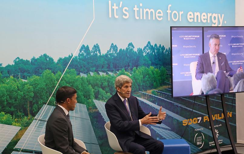 John Kerry, US Special Presidential Envoy for Climate, and Dr. Rajiv J. Shah, President, The Rockefeller Foundation, at the SDG7 Pavilion on 4 November 2021.